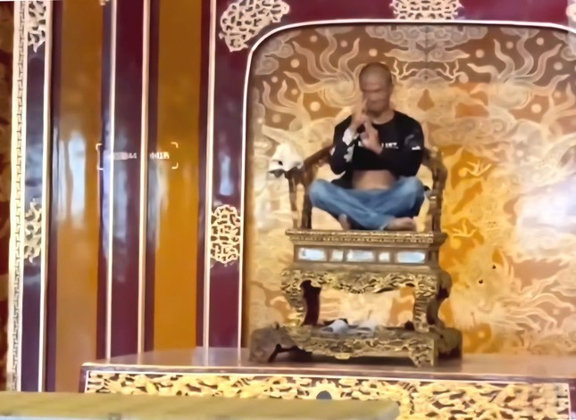 Đối tượng này đã qua mặt được bảo vệ di tích để lẻn vào khu vực đặt ngai vua và xâm hại Bảo vật quốc gia. Ảnh chụp màn hình