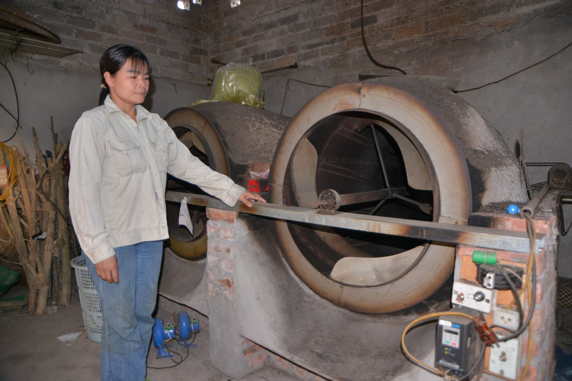 En raison de la faiblesse de l'électricité, la famille de Mme Tran Thi Hoan, dans le hameau de Kim Lan, ne peut pas utiliser les équipements de séchage et de pétrissage du thé.