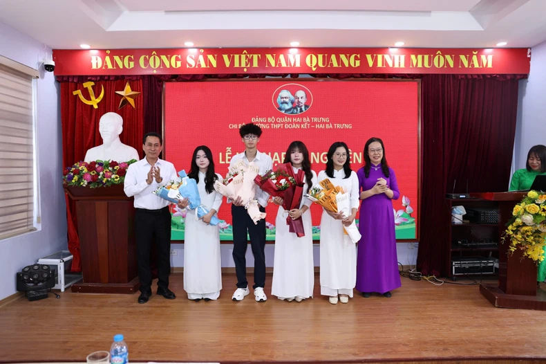 Kết nạp vào Đảng những học sinh ưu tú ảnh 1