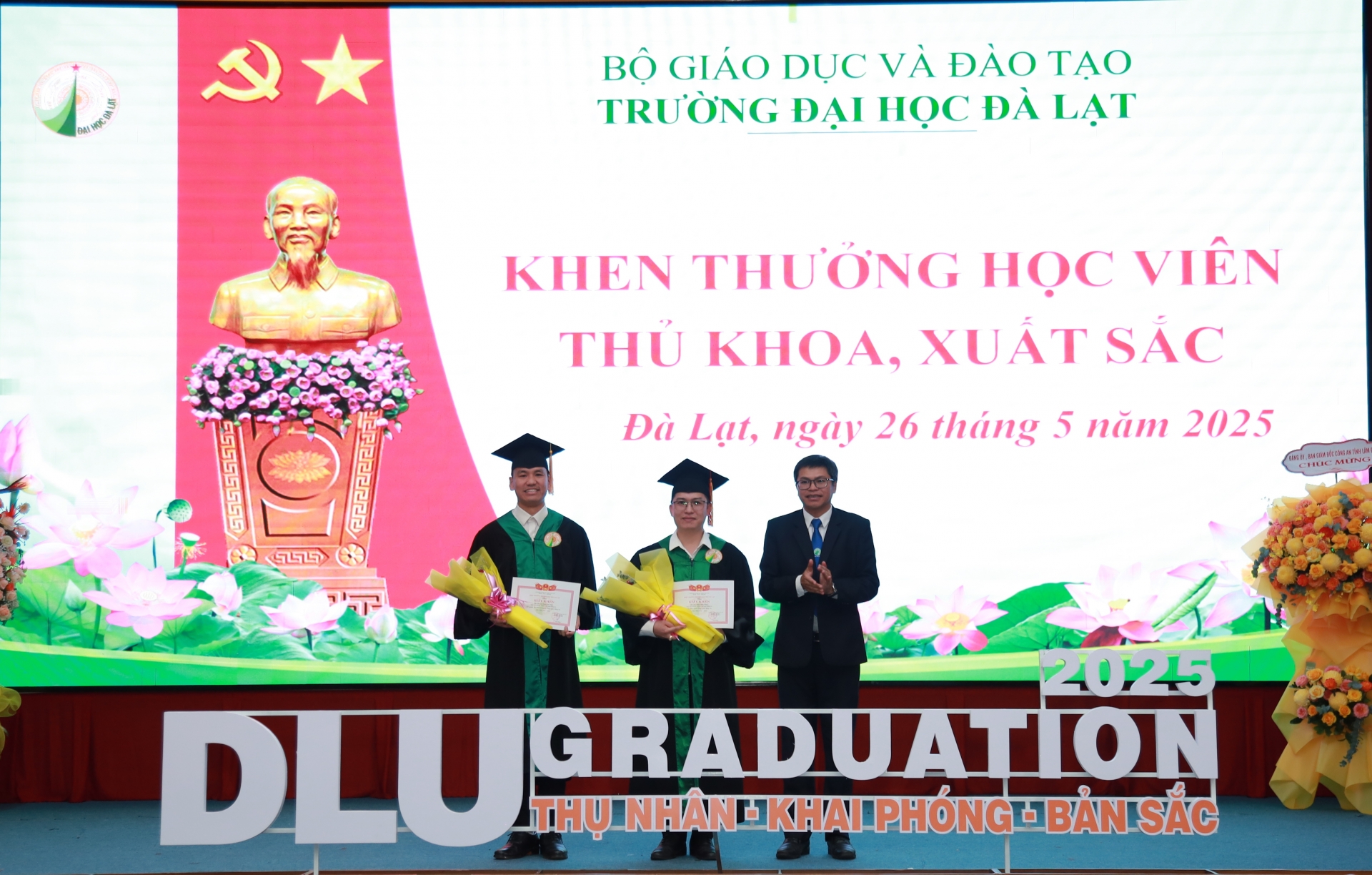 Les dirigeants de l'Université de Dalat ont décerné des certificats aux deux majors de la promotion.