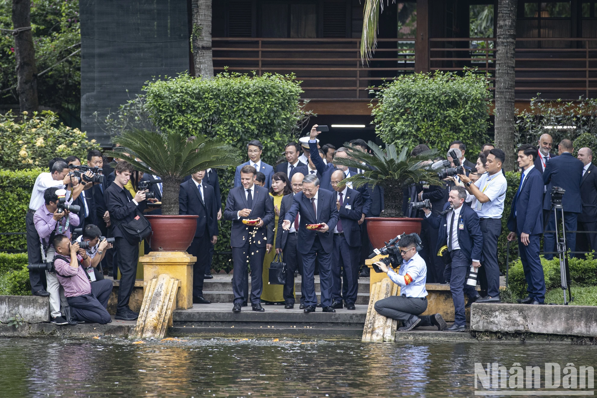 [Foto] Generalsekretär To Lam und der französische Präsident Emmanuel Macron besuchen die Reliquienstätte von Präsident Ho Chi Minh, Foto 5