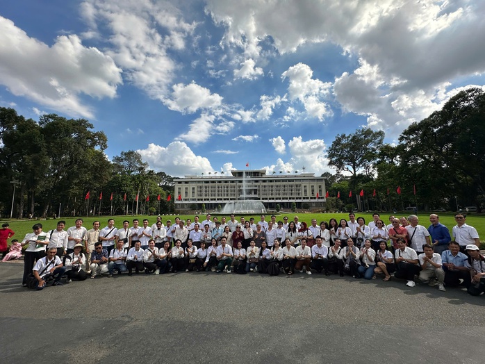 Hơn 100 văn nghệ sĩ TP HCM dâng hương tại Tượng đài Bác - Ảnh 7.