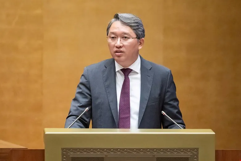 グエン・ハイ・ニン法務大臣は、民事司法援助に関する法律案についての報告書を提出した。写真：クアン・フック