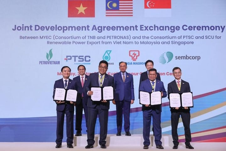 El Primer Ministro Pham Minh Chinh, el Primer Ministro de Malasia, Anwar Ibrahim, y el Primer Ministro de Singapur, Lawrence Wong, presenciaron la ceremonia de firma de un acuerdo de cooperación para el desarrollo entre las principales corporaciones energéticas de los tres países para la exportación de electricidad renovable de Vietnam a Malasia y Singapur. (Foto: VGP/Nhat Bac)