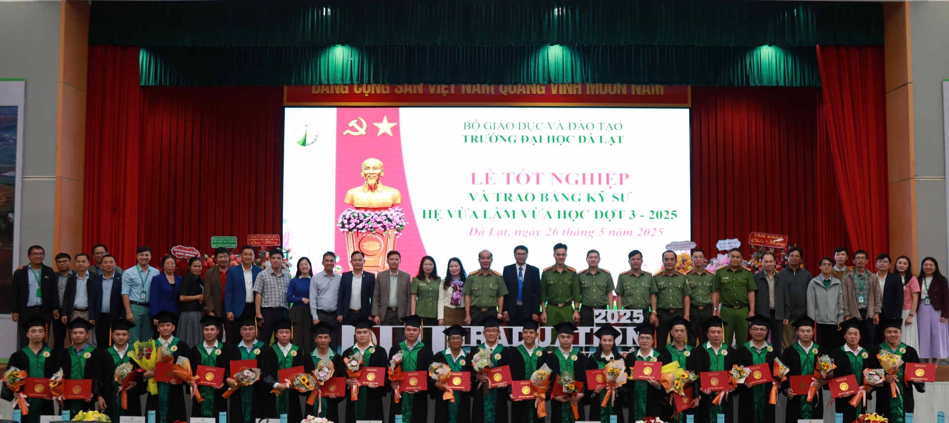 Les nouveaux ingénieurs informatiques prennent des photos souvenirs avec les dirigeants de l'Université de Dalat et les dirigeants de la police provinciale.
