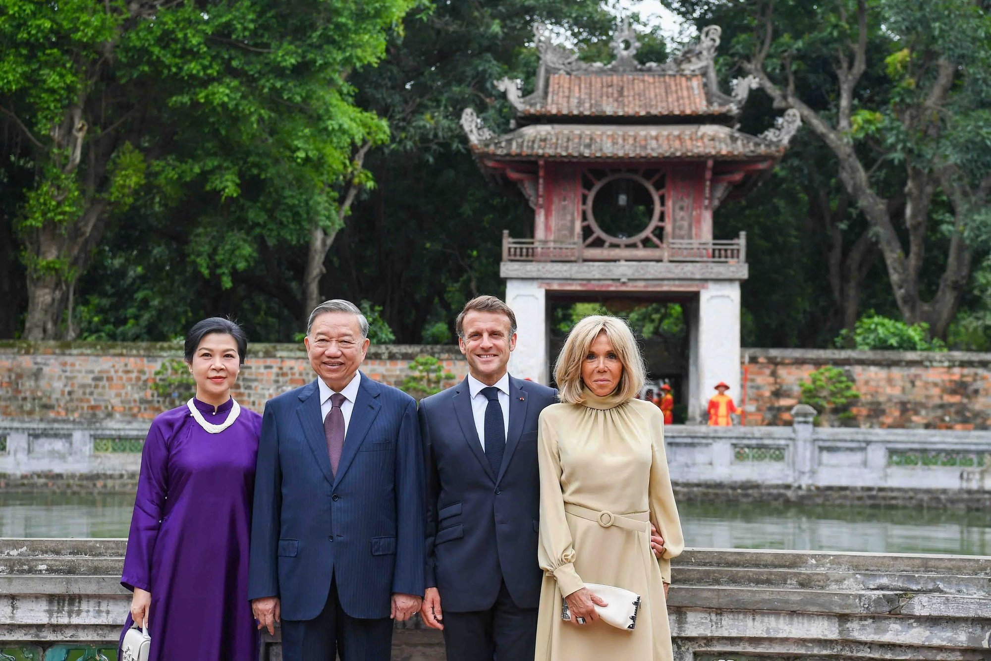 Tổng Bí thư Tô Lâm cùng Tổng thống Pháp Emmanuel Macron thăm Văn Miếu- Ảnh 10.