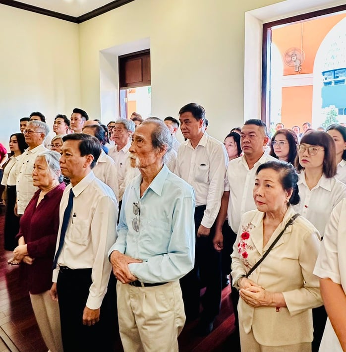 Hơn 100 văn nghệ sĩ TP HCM dâng hương tại Tượng đài Bác - Ảnh 4.