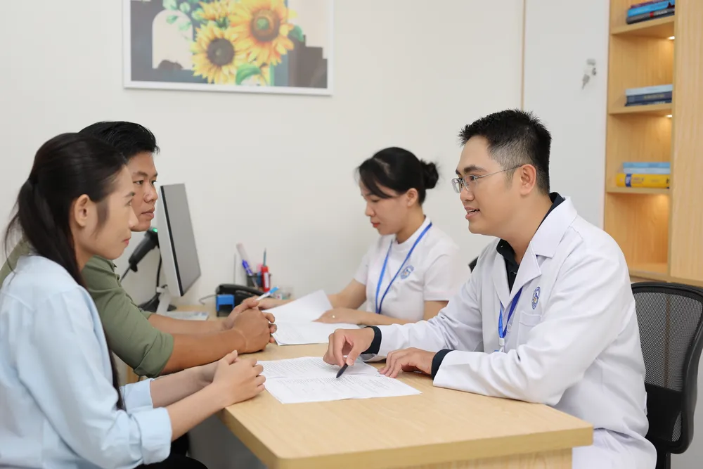 El doctor Ly Thien Trung, director del Centro de FIV Quoc Anh, consulta a una paciente.