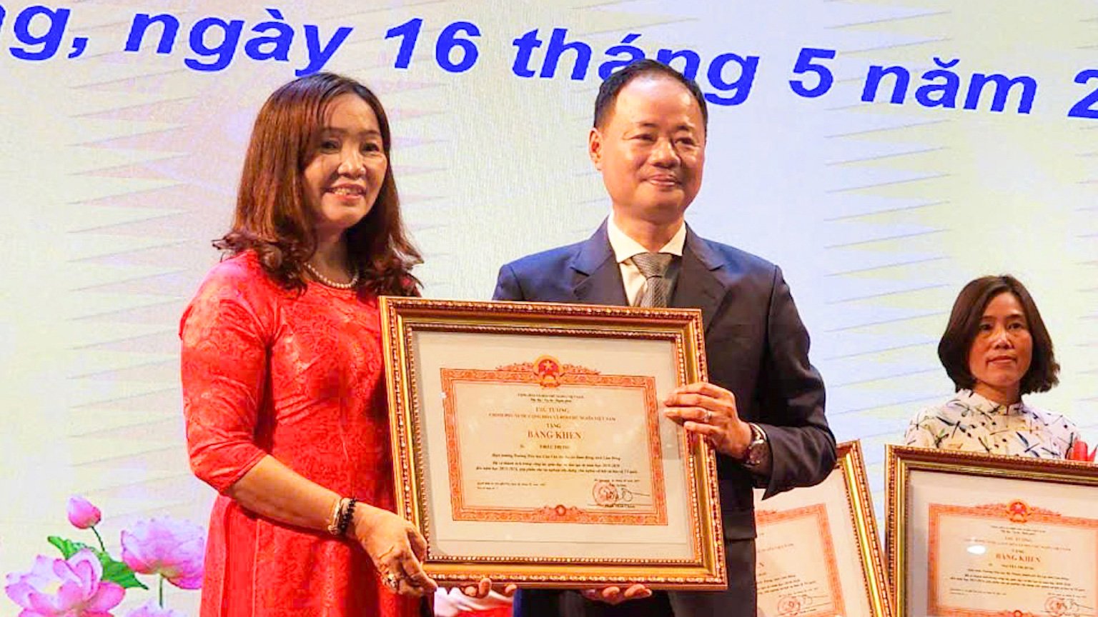 Mme Thieu Thi Thu a reçu un certificat de mérite du Premier ministre.