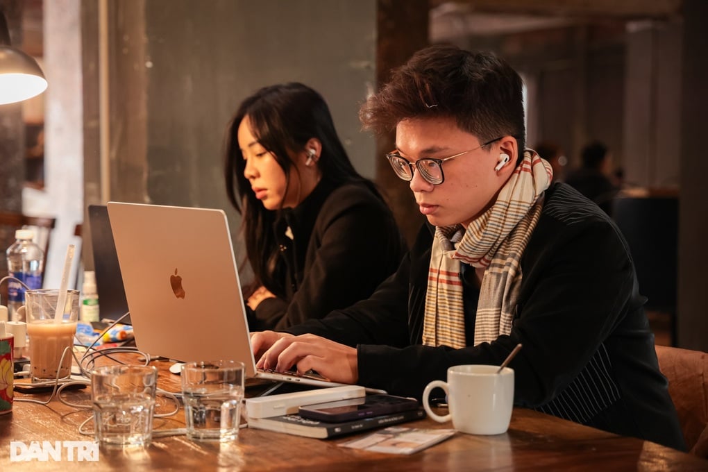 The Coffee House gây tranh cãi vì bịt kín ổ điện tại một số điểm ở TPHCM - 2