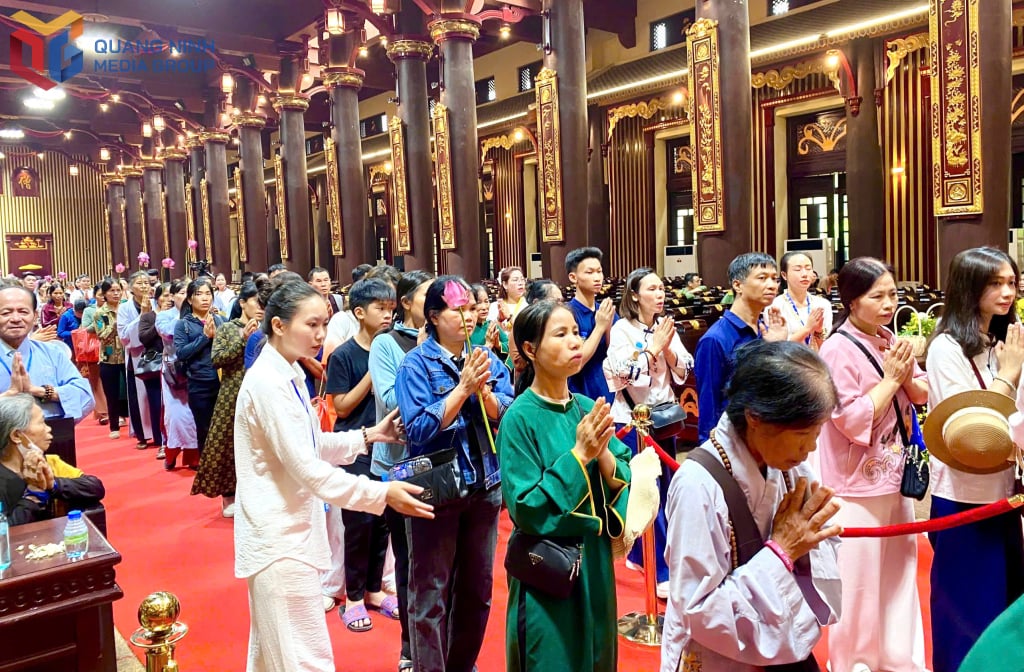 … និងណែនាំពុទ្ធសាសនិកជន និងប្រជាជនឱ្យតម្រង់ជួរយ៉ាងស្អាតស្អំ និងរក្សាសណ្តាប់ធ្នាប់ក្នុងដំណើរការគោរពបូជា។