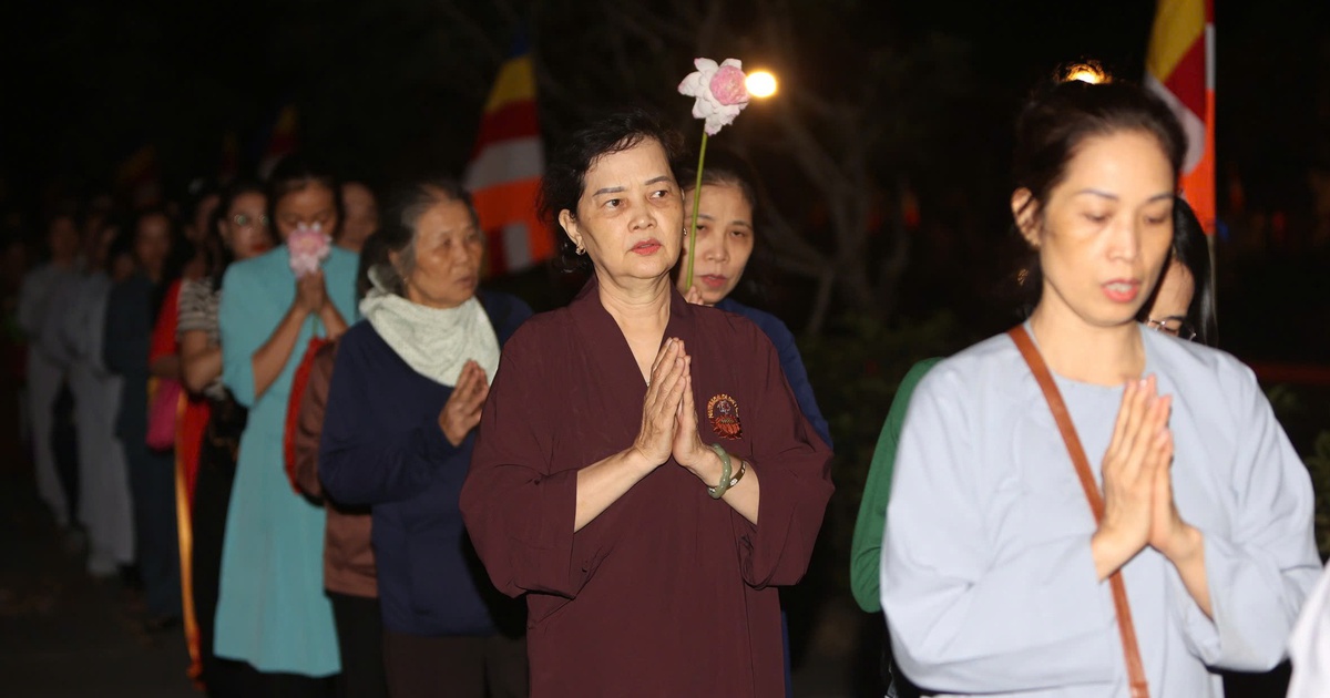 Tens of thousands of people spend the night at Yen Tu to worship Buddha's relics.