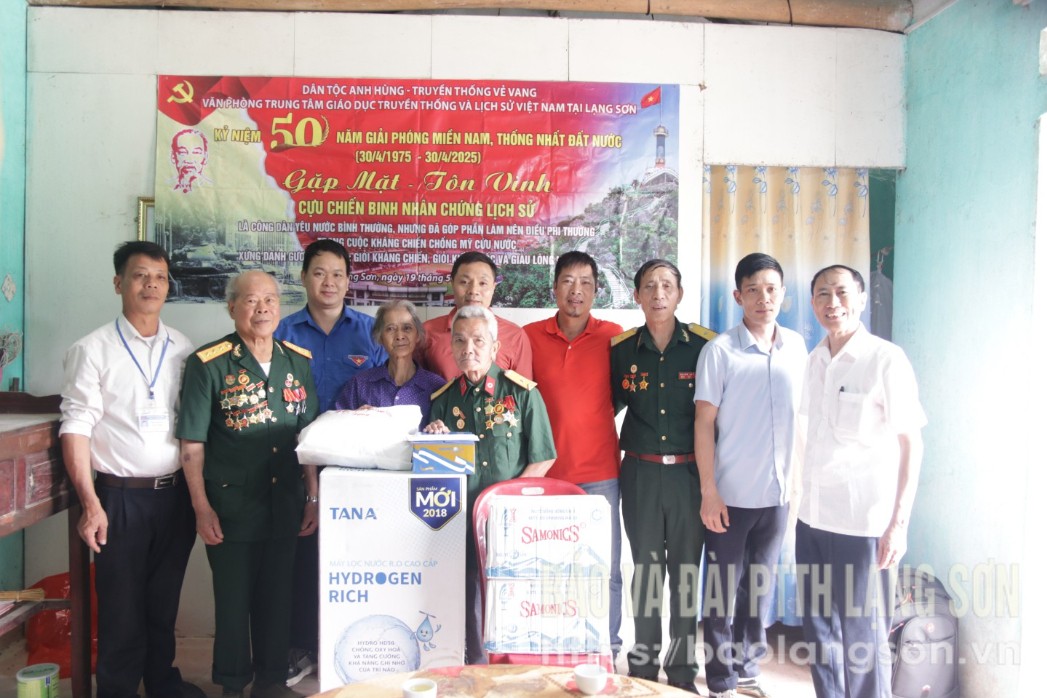 La delegación entregó regalos a la familia del veterano Phuong Van Phin, de la comuna de Hung Viet, distrito de Trang Dinh.
