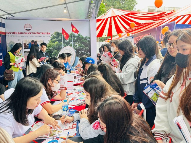 Trước 'ma trận' thông tin tuyển sinh đại học: Đến tận trường để nghe tư vấn ảnh 1