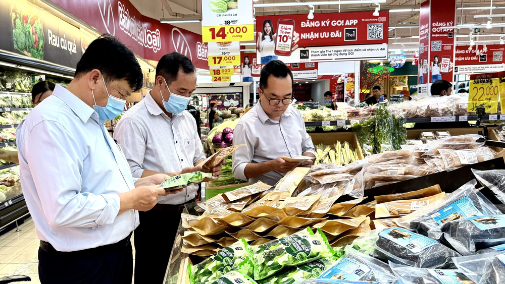 Delegación interdisciplinaria provincial inspecciona seguridad alimentaria de productos envasados ​​en supermercados