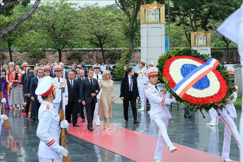 Tổng thống Pháp và Phu nhân viếng Chủ tịch Hồ Chí Minh, tưởng niệm các anh hùng liệt sĩ- Ảnh 4.