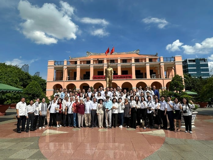 Hơn 100 văn nghệ sĩ TP HCM dâng hương tại Tượng đài Bác - Ảnh 6.