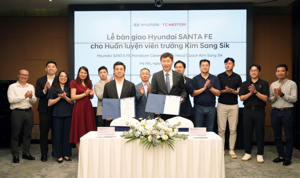 Hyundai Thành Công Việt Nam bàn giao xe Hyundai Santa Fe Calligraphy 2.5 Turbo cho HLV Kim Sang-Sik