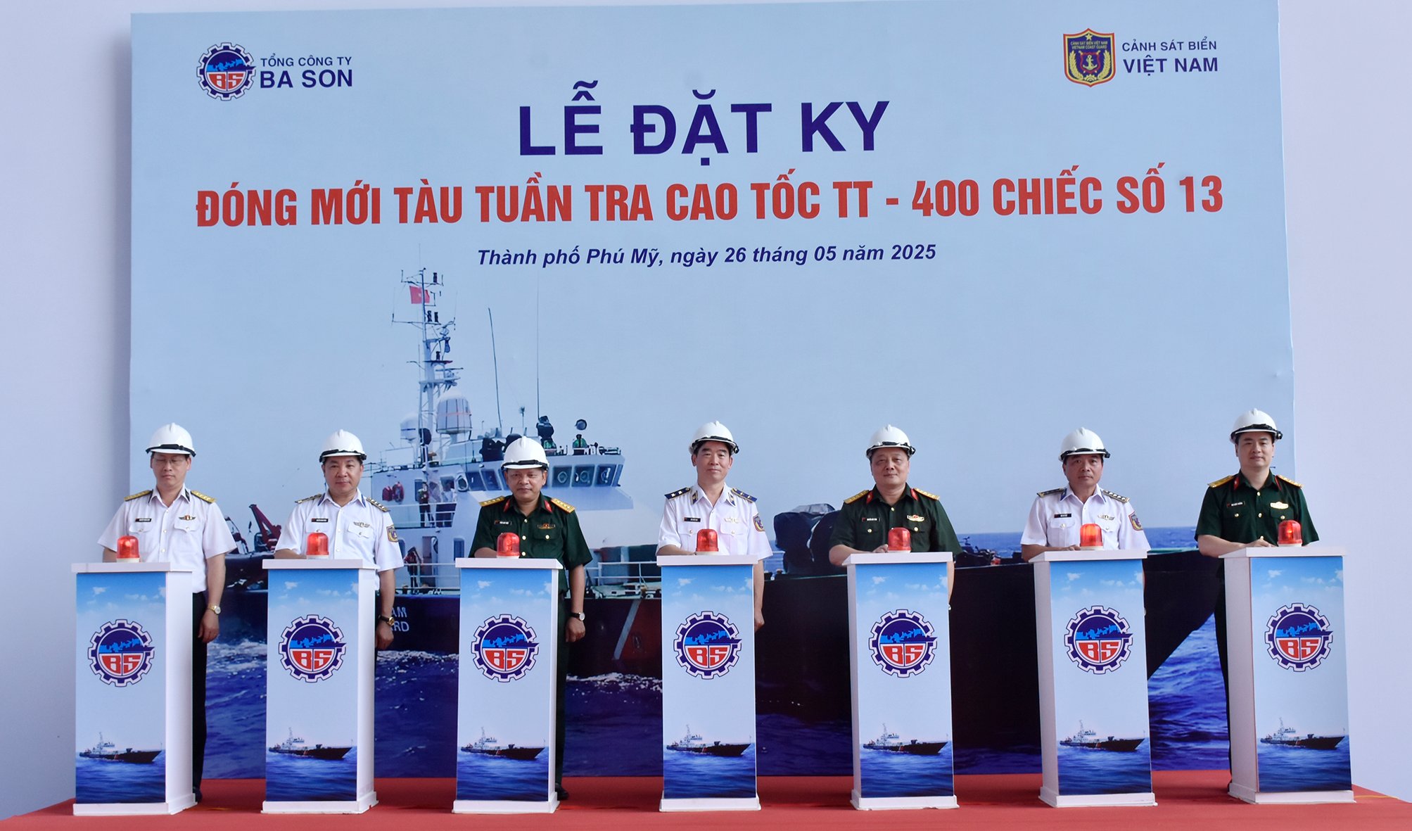 Các đại biểu nhất nút đặt ky tàu.