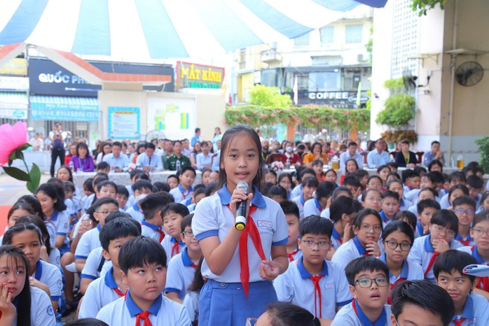 Bất ngờ ở một lễ tổng kết năm học: Khi phụ huynh cũng được vinh danh  - Ảnh 1.