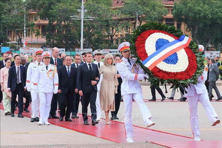Tổng thống Pháp và Phu nhân viếng Chủ tịch Hồ Chí Minh, tưởng niệm các anh hùng liệt sĩ- Ảnh 1.