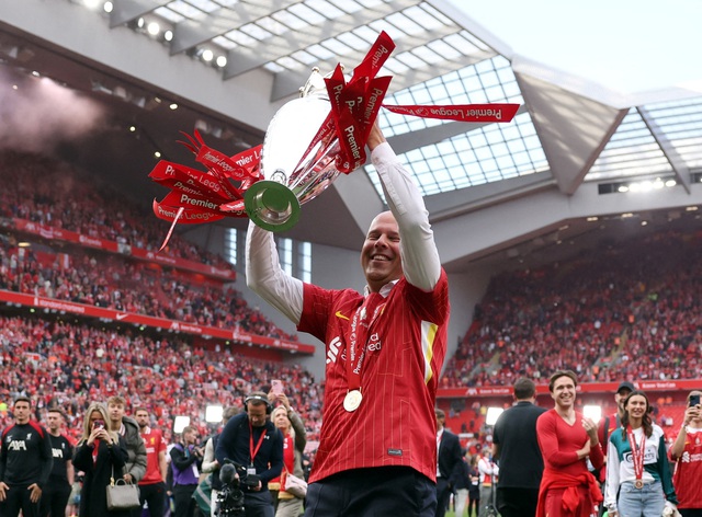 Kỳ chuyển nhượng nóng lên, M.U mua cầu thủ đầu tiên, Man City và Liverpool cùng đua - Ảnh 3.