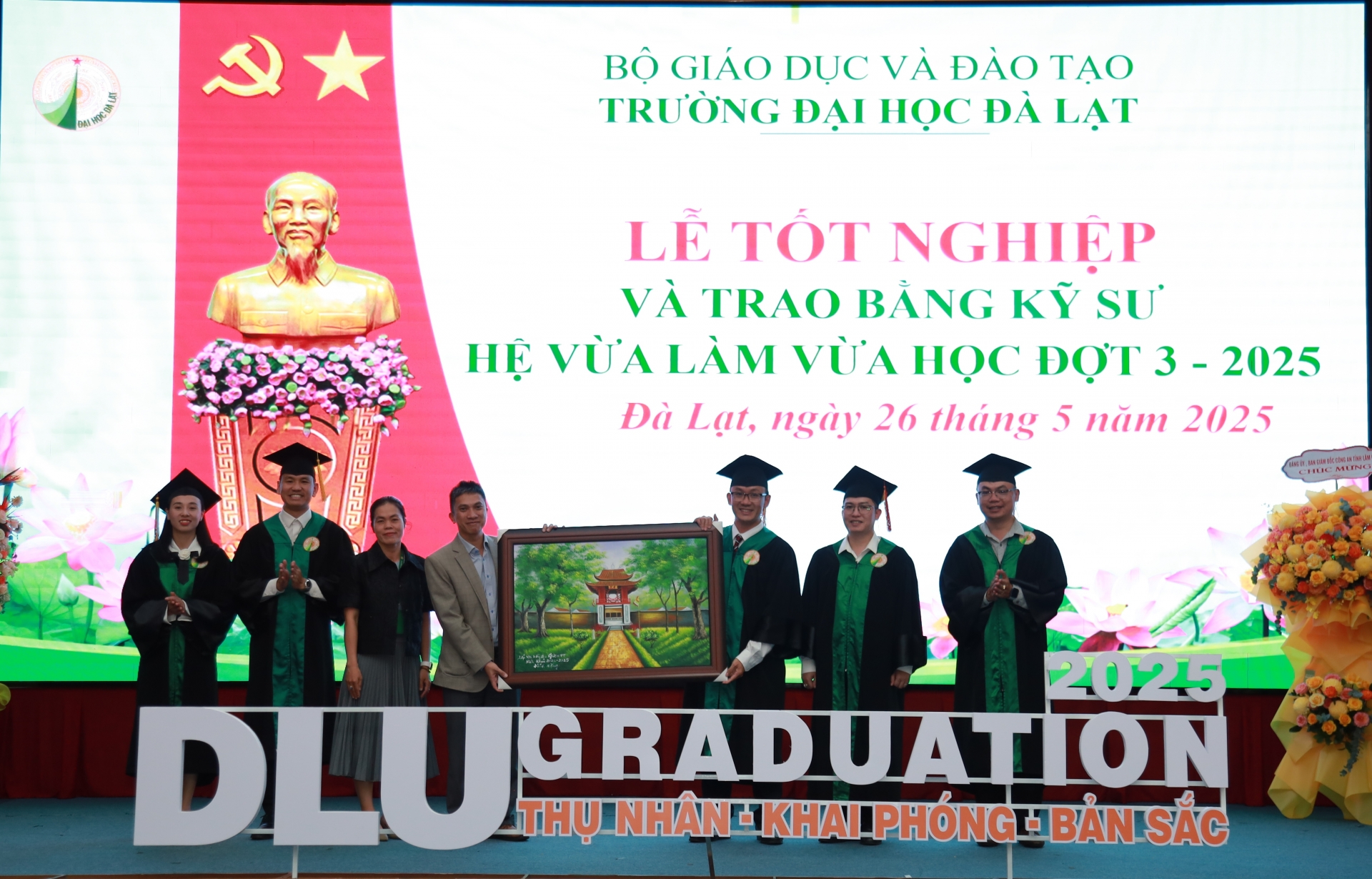 Le comité de classe a offert des fleurs et des souvenirs à l'Université de Dalat et à la Faculté des technologies de l'information.