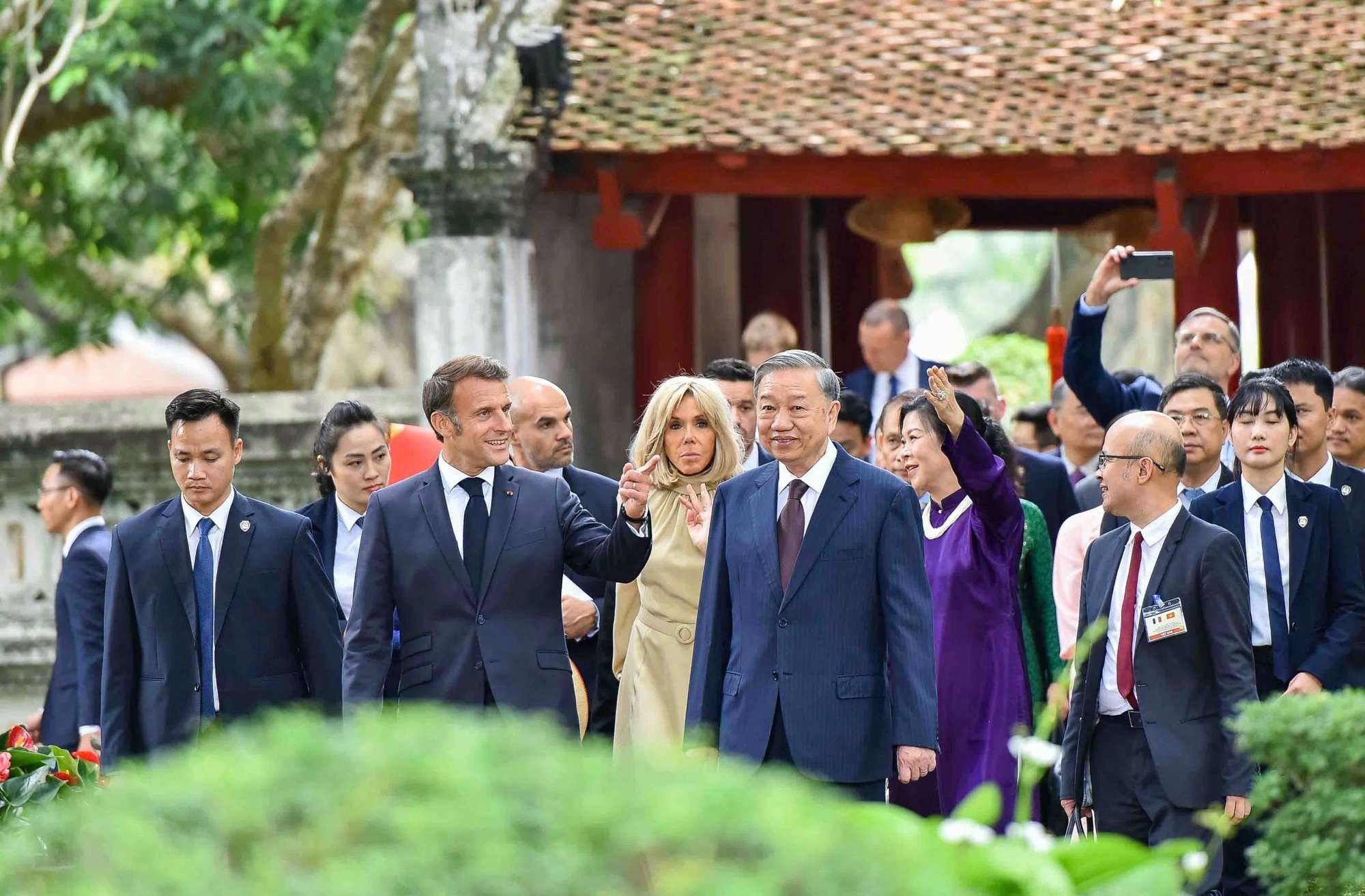 Tổng Bí thư Tô Lâm cùng Tổng thống Pháp Emmanuel Macron thăm Văn Miếu- Ảnh 2.