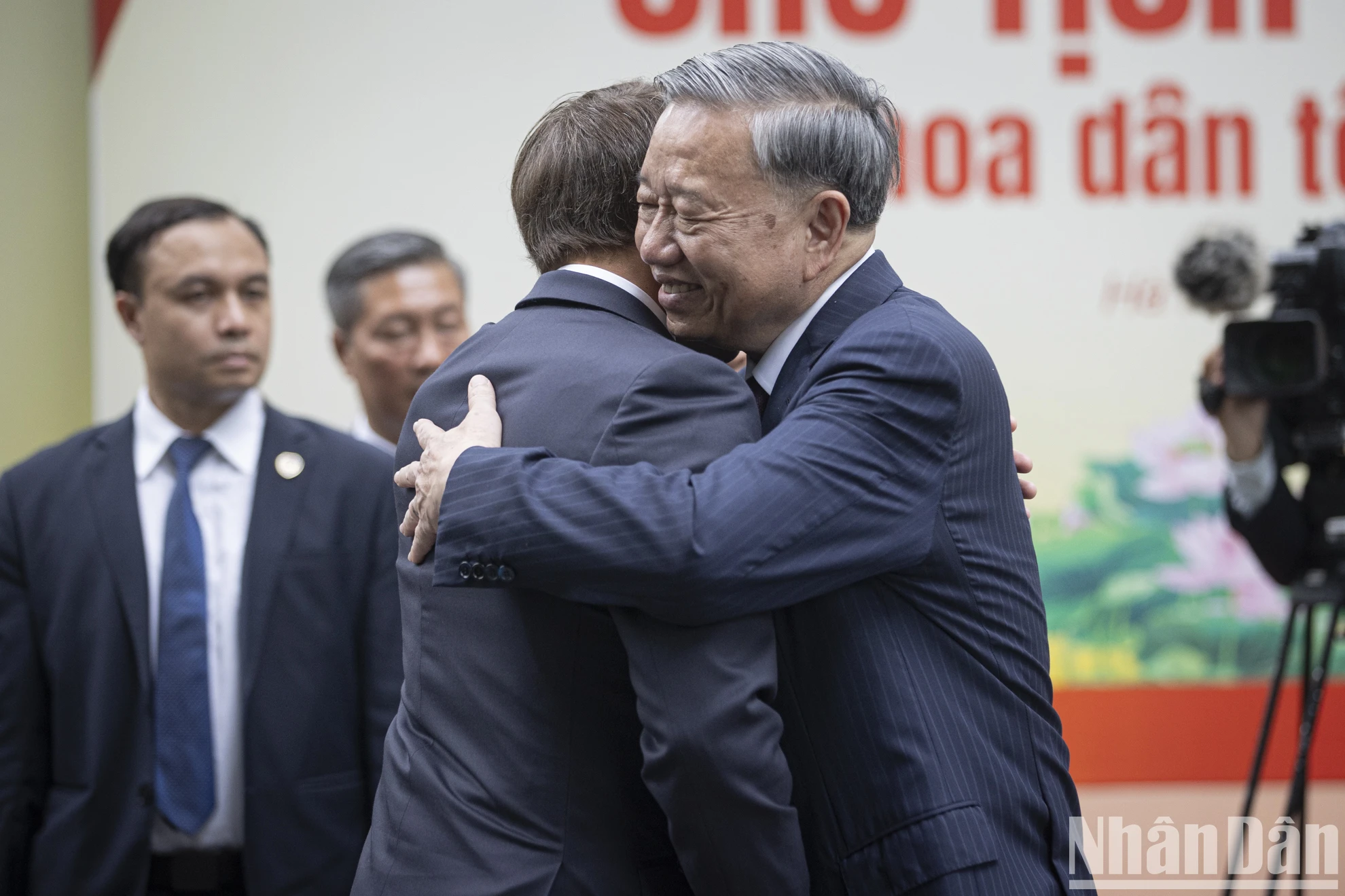 [Foto] Generalsekretär To Lam und der französische Präsident Emmanuel Macron besuchen die Reliquienstätte von Präsident Ho Chi Minh, Foto 6