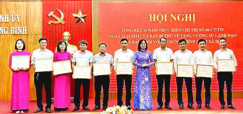  Anh Nguyễn Tuấn Ngọc (ngoài cùng bên phải) được khen thưởng vì đã có thành tích xuất sức trong hoạt động tín dụng chính sách xã hội.