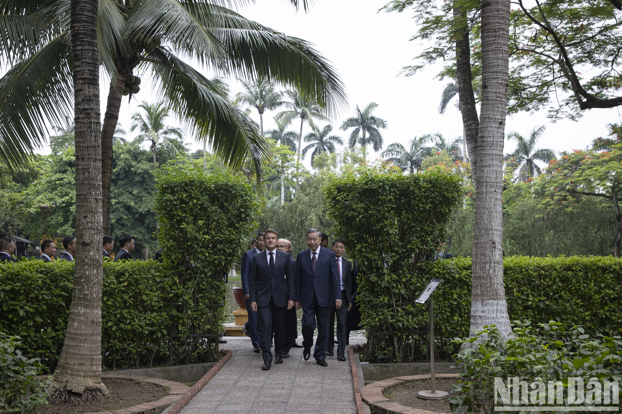 [Foto] Generalsekretär To Lam und der französische Präsident Emmanuel Macron besuchen die Reliquienstätte von Präsident Ho Chi Minh, Foto 3