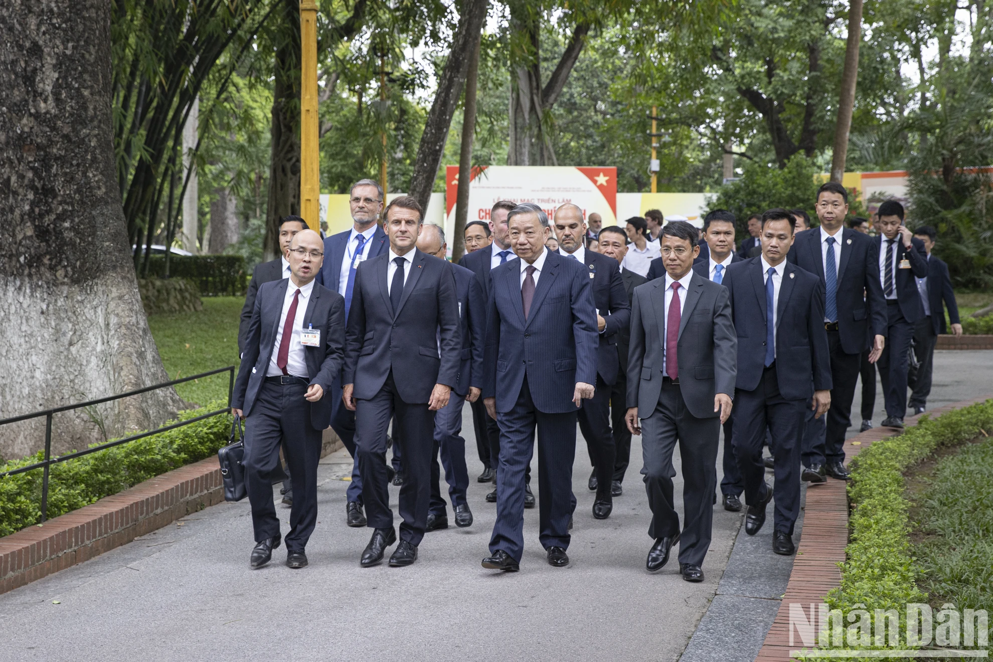 [Foto] Generalsekretär To Lam und der französische Präsident Emmanuel Macron besuchen die Reliquienstätte von Präsident Ho Chi Minh, Foto 2