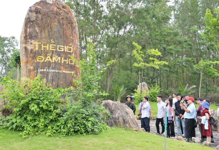 Equipo de reconocimiento en el sitio del Lago Mundial (perteneciente al sitio patrimonial n.° 35 - Geoparque Mundial de la UNESCO Lang Son)