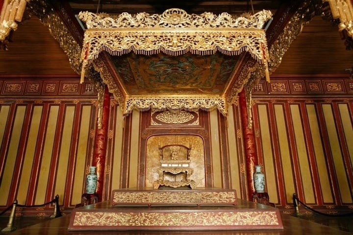 รูปบัลลังก์ราชวงศ์เหงียน ตามคำร้องขอรับรองเป็นสมบัติของชาติ (ภาพ : จัดทำโดย กรมมรดกวัฒนธรรม)