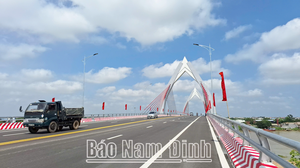 ស្ពាន Thien Truong ឆ្លងកាត់ទន្លេ Dao ដែលទើបនឹងដាក់ឱ្យប្រើប្រាស់នាពេលថ្មីៗនេះ រួមចំណែកជំរុញការអភិវឌ្ឍន៍សេដ្ឋកិច្ចសង្គមដ៏ទូលំទូលាយរបស់ទីក្រុង Nam Dinh។