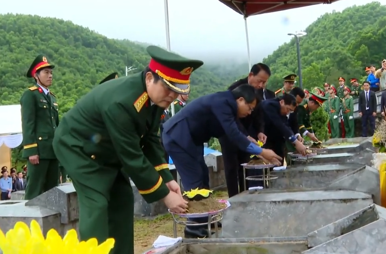 Lễ an táng 4 hài cốt liệt sỹ quân tình nguyện và chuyên gia Việt Nam hy sinh trên đất bạn Lào về đất Mẹ. Ảnh: PV