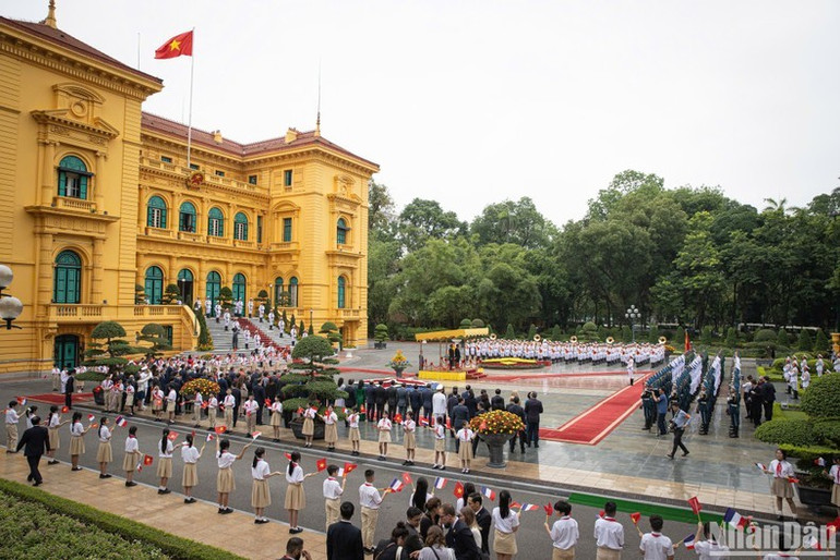 Toàn cảnh lễ đón.