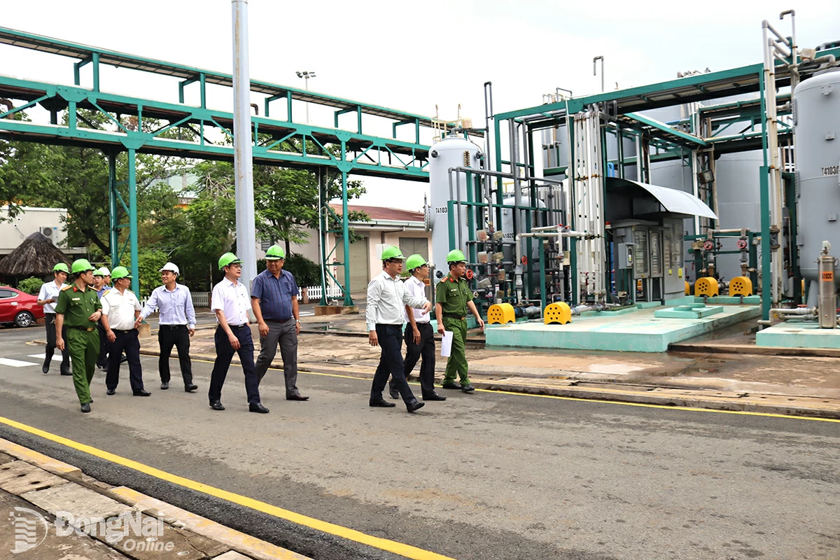 Đoàn kiểm tra liên ngành của tỉnh kiểm tra doanh nghiệp trong Khu công nghiệp Biên Hòa 1 ngày 22-5. Ảnh:H.Lộc