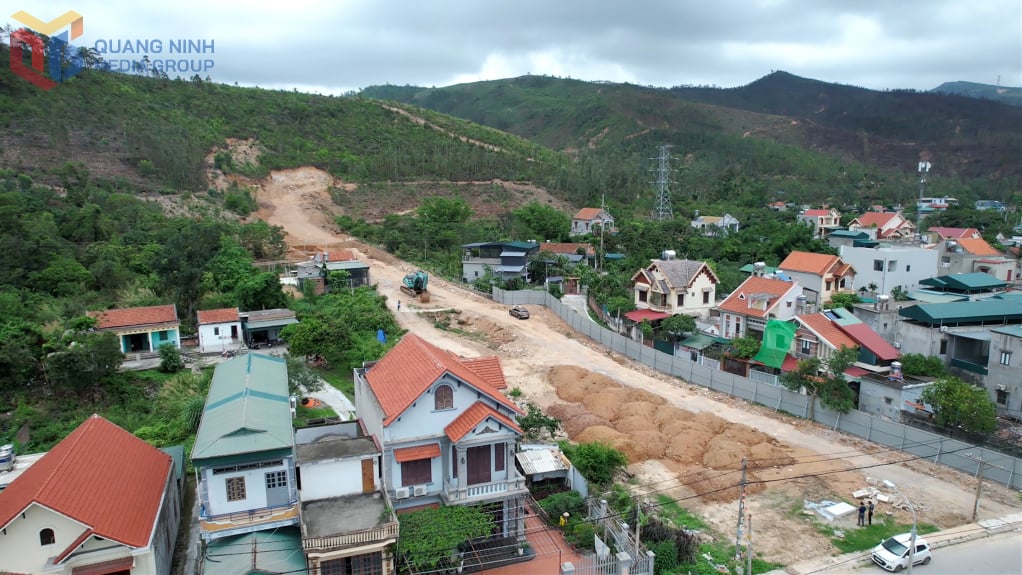 Chủ đầu tư khu vực khai thác đất đá làm vật liệu san lấp đang khẩn trương hoàn thị đường đấu nối vận tải