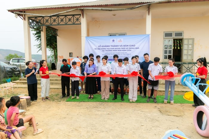 Khánh thành và bàn giao khu vui chơi do học sinh Hà Nội thực hiện cho trường Mầm non Nậm Giôn