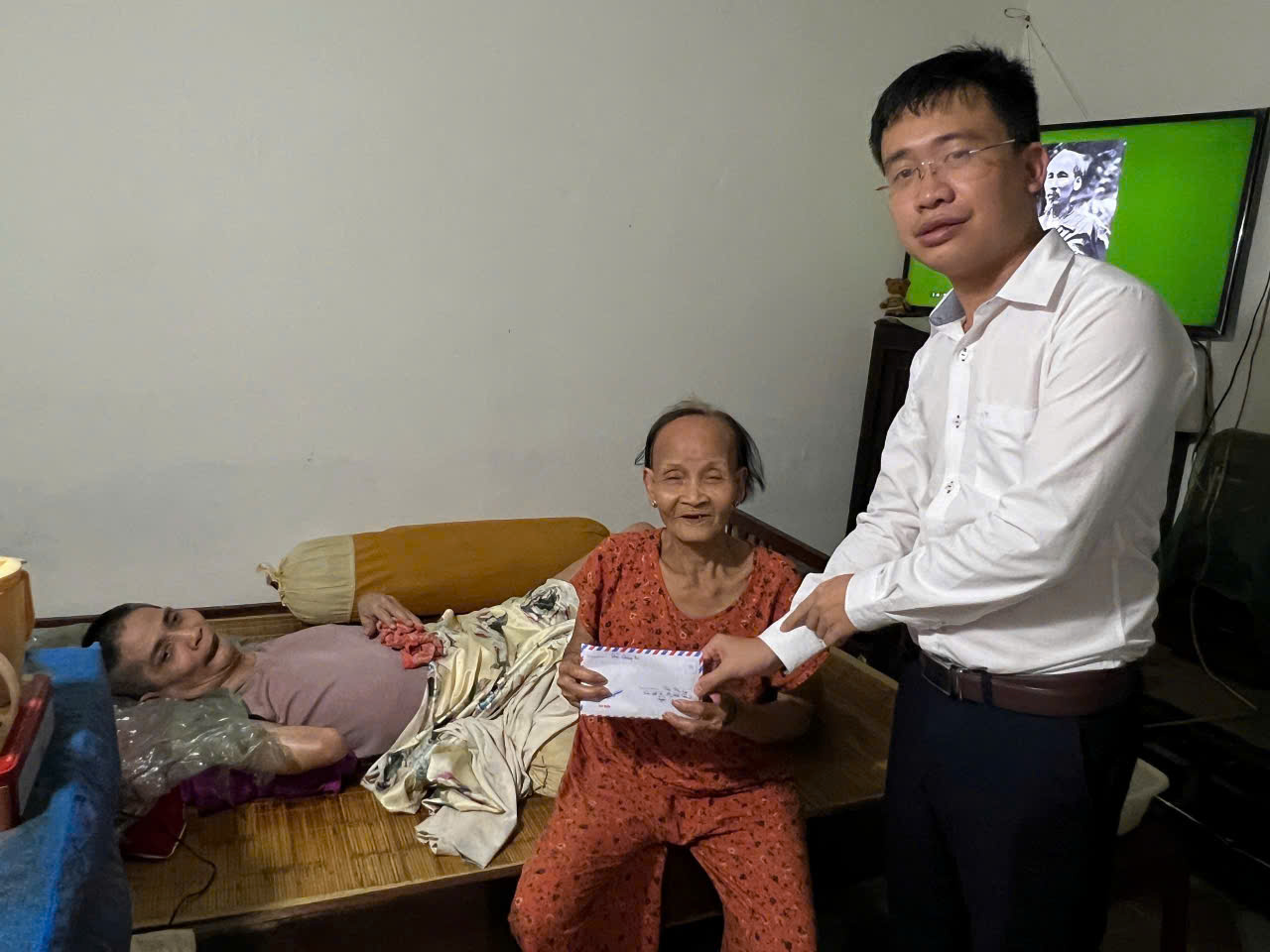 โครงการ “อ้อมอกแห่งความเมตตาของหนังสือพิมพ์กวางตรี” มอบของขวัญ 35 ชิ้น ให้แก่ผู้คนในสภาวะยากลำบาก