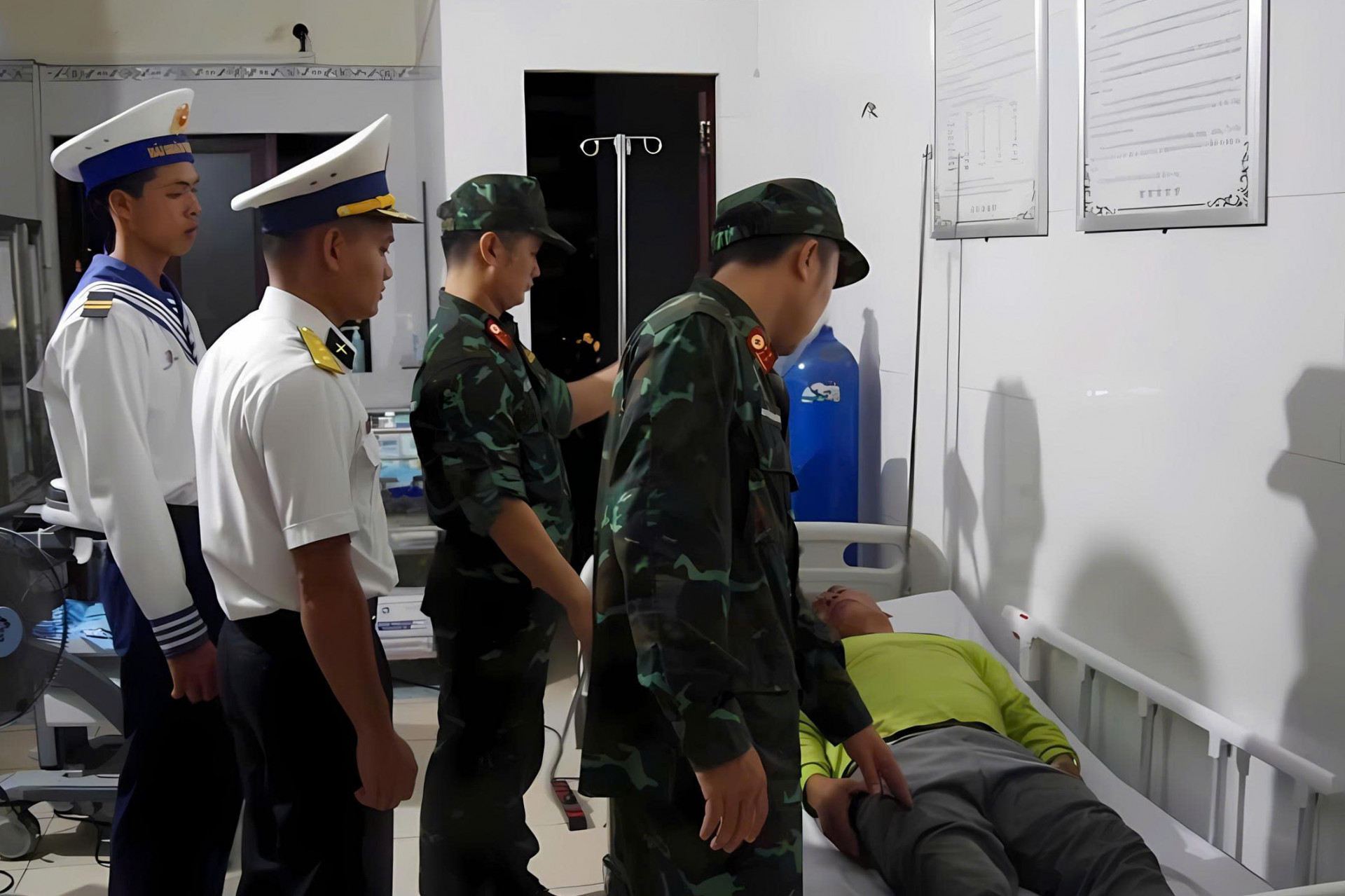 Cấp cứu bệnh nhân.