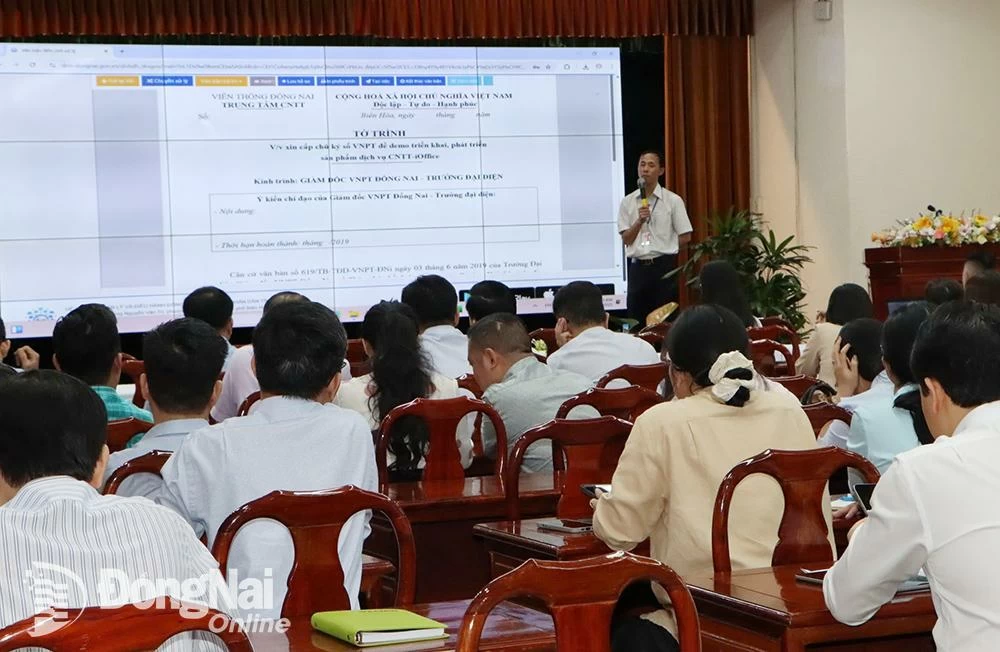 Đại diện Trung tâm Khoa học và công nghệ (thuộc Sở Khoa học và công nghệ) tập hướng dẫn sử dụng hệ thống quản lý điều hành Đồng Nai-s cho Khối Văn phòng UBND tỉnh vào giữa tháng 5-2025. Ảnh: Thanh Cảnh