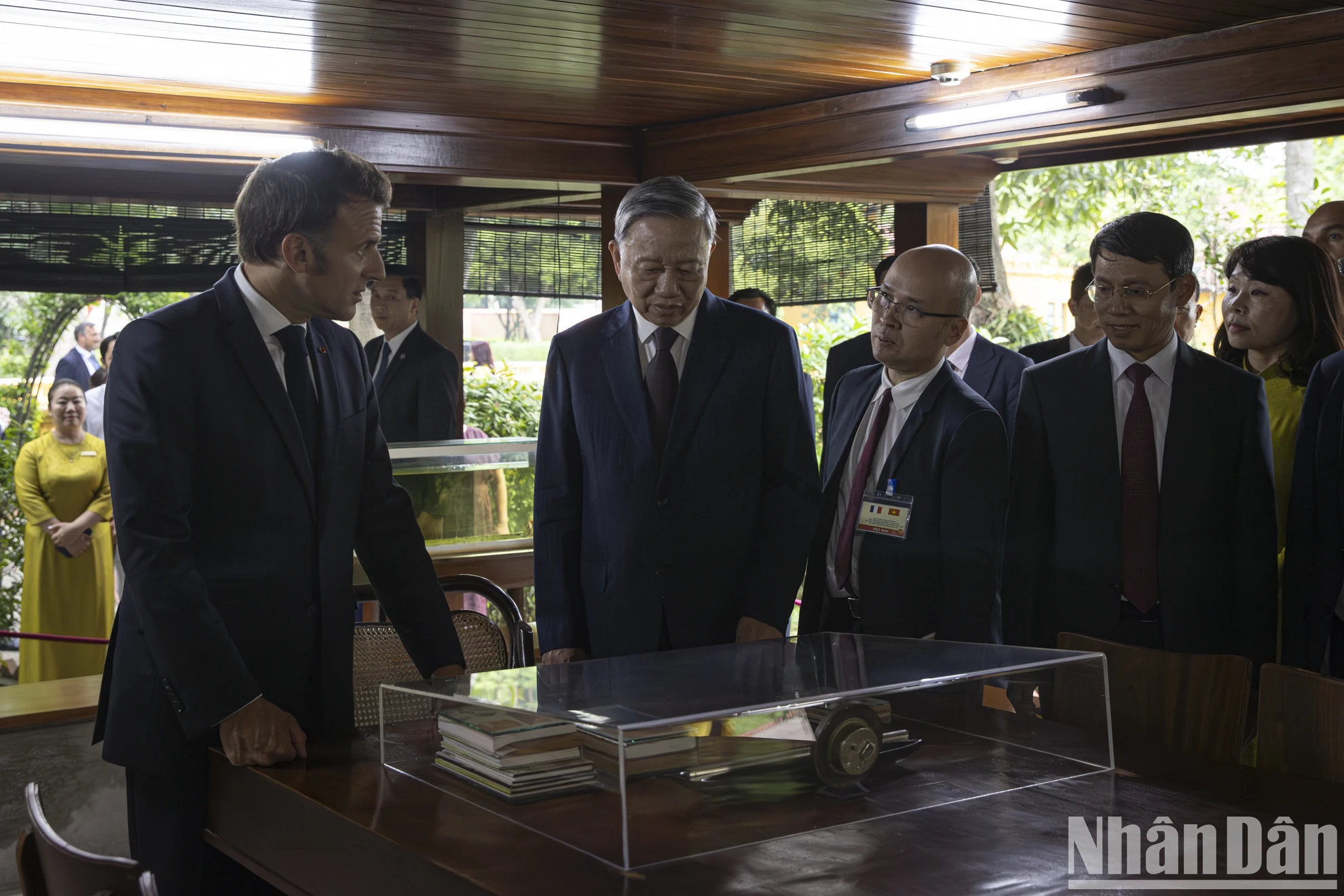 [Foto] Generalsekretär To Lam und der französische Präsident Emmanuel Macron besuchen die Reliquienstätte von Präsident Ho Chi Minh, Foto 4