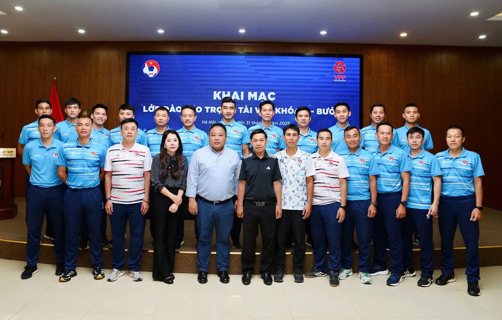 Giảng viên FIFA giám sát chặt chẽ, chấm điểm trọng tài VAR khóa 4: Sẽ đánh trượt nếu…- Ảnh 1.