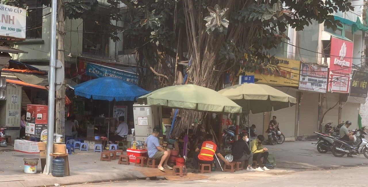 Salespeople use the road to do business at No. 27, Cat Linh Street, Dong Da District..jpg