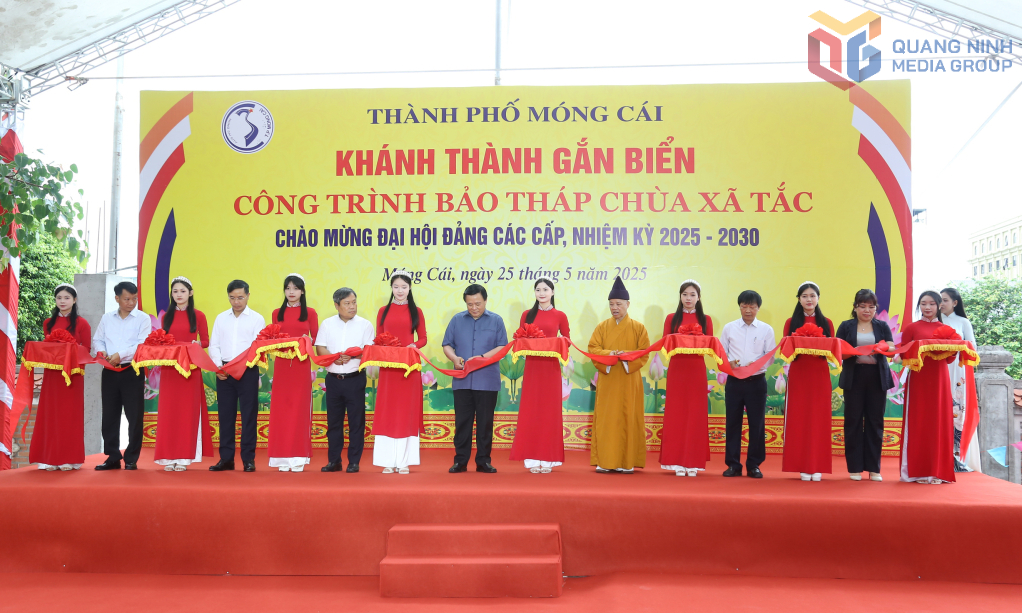 Các đại biểu cắt băng khánh thành công trình Bảo tháp Chùa Xã Tắc.