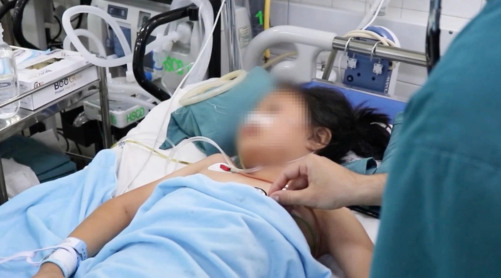 Đu mình trên cửa cuốn, bé gái gặp tai nạn nguy kịch - 1