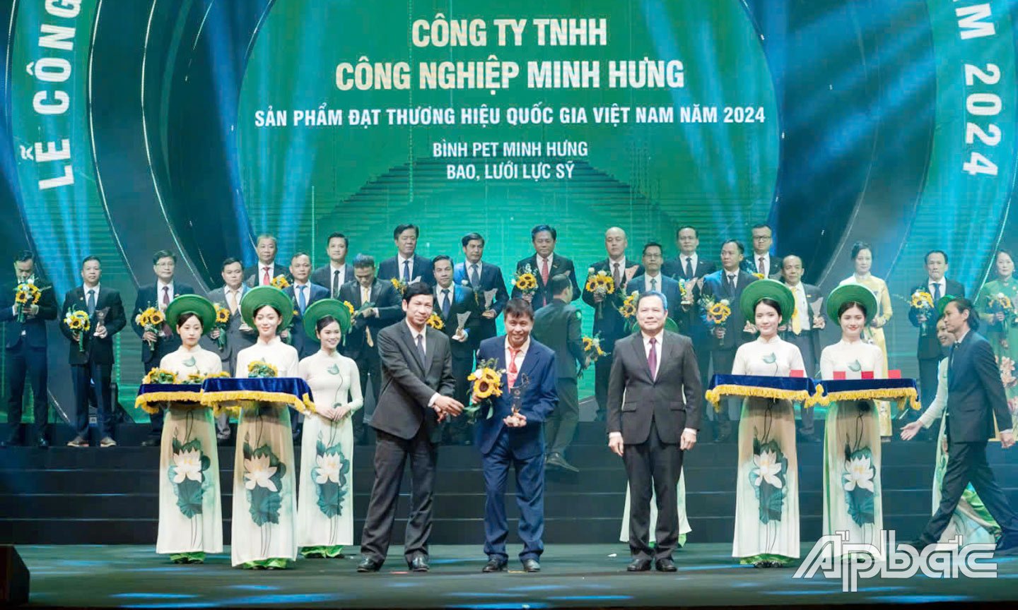 Đại diện Công ty TNHH Công nghiệp Minh Hưng Tiền Giang nhận Thương hiệu quốc gia năm 2024.