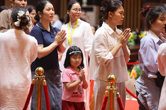 Nước mắt xúc động trong ngày đầu chiêm bái xá lợi Đức Phật tại Yên Tử  - Ảnh 7.